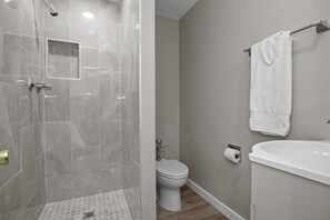 家庭客房 | 浴室 | 淋浴設備、毛巾、肥皂、衛生紙