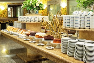 Café da manhã com buffet grátis todos os dias