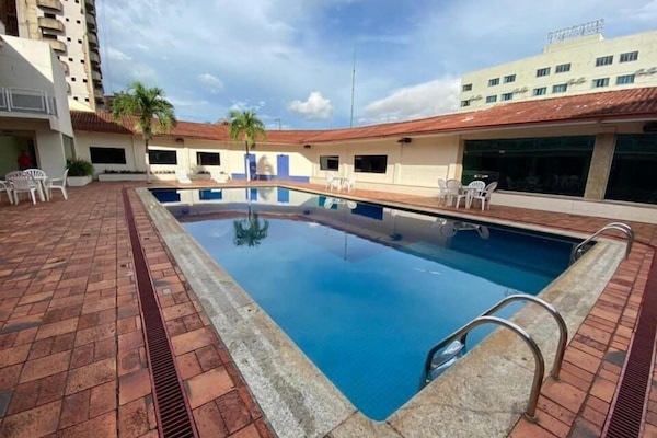 Una piscina al aire libre