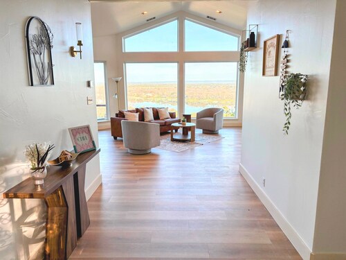 Lux Hilltop HSB- Pool, Lake-view, Games, Theatre