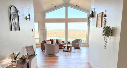 Lux Hilltop HSB- Pool, Lake-view, Games, Theatre