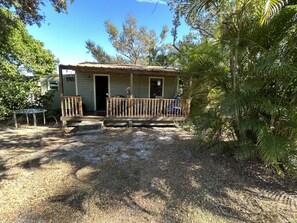 Terrace/patio - Cozy studio in vibrant Sarasota, steps from Siesta waters, AC, WiFi (Sarasota)