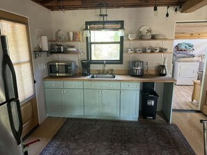Private kitchen - Cozy studio in vibrant Sarasota, steps from Siesta waters, AC, WiFi (Sarasota)