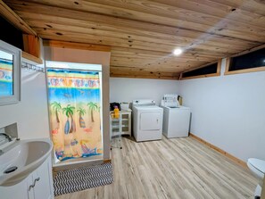 Shower, hair dryer, towels, soap - Cozy studio in vibrant Sarasota, steps from Siesta waters, AC, WiFi (Sarasota)