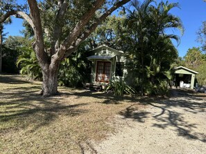 Exterior - Cozy studio in vibrant Sarasota, steps from Siesta waters, AC, WiFi (Sarasota)