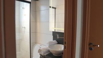 Toallas, jabón y papel higiénico