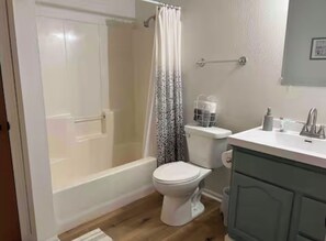 Towels, soap, toilet paper - The Treasure House- 3 Bedroom, 2 Bathroom, Pet Friendly & Near Duluth (Superior)