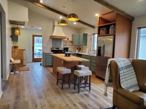 Microwave, oven, dishwasher - The Treasure House- 3 Bedroom, 2 Bathroom, Pet Friendly & Near Duluth (Superior)