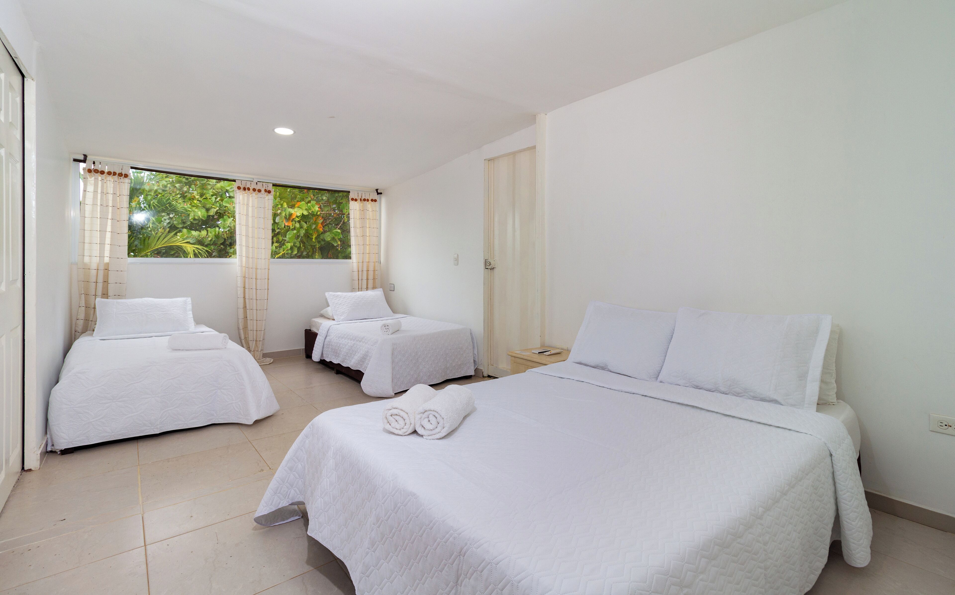 Family Room, Berbilang Katil, Non Smoking, Garden View | Peralatan tempat tidur premium, bar mini, cadar katil 