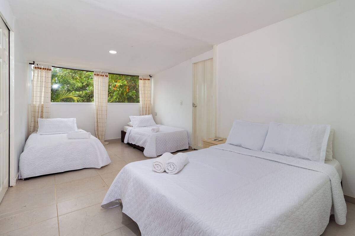 Family Room, Berbilang Katil, Non Smoking, Garden View | Peralatan tempat tidur premium, bar mini, cadar katil