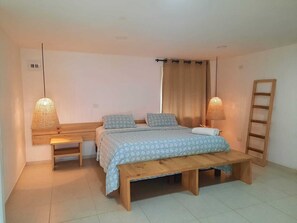 Phòng tiện nghi đơn giản, 1 giường cỡ queen, máy điều hòa, quang cảnh vườn | Bộ đồ giường cao cấp, minibar, trang trí khác biệt 