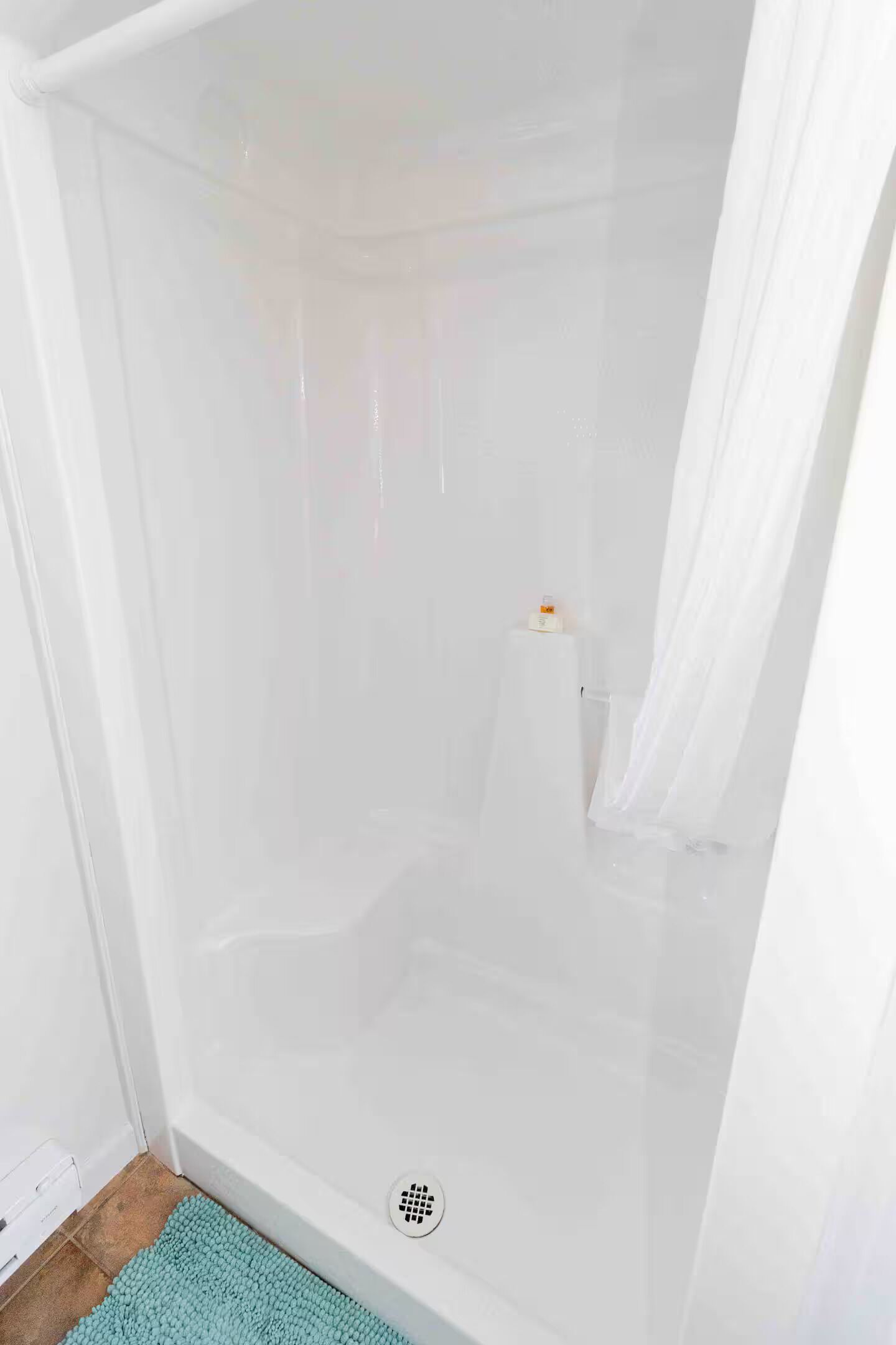 Serviettes fournies, papier de toilette