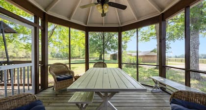 Updated Farmhouse Retreat Near Kerr Lake