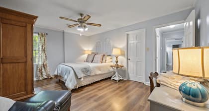 Updated Farmhouse Retreat Near Kerr Lake