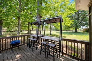 Outdoor dining - Updated Farmhouse Retreat Near Kerr Lake (Oxford)