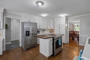 Fridge, microwave, oven, stovetop - Updated Farmhouse Retreat Near Kerr Lake (Oxford)