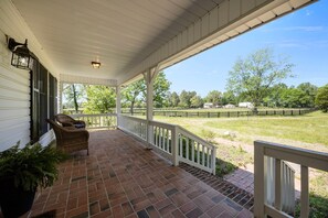 Terrace/patio - Updated Farmhouse Retreat Near Kerr Lake (Oxford)