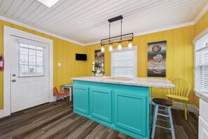 Interior - Seawall Celebration|Walk to Beach + Pleasure Pier (Galveston)