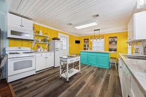 Fridge, microwave, oven, stovetop - Seawall Celebration|Walk to Beach + Pleasure Pier (Galveston)