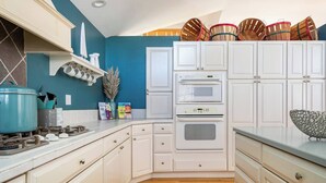 Wasserkocher mit Kaffee-/Teezubehör, Kühlschrank, Mikrowelle, Ofen