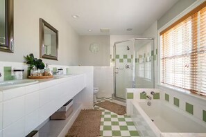 Shower, hair dryer, towels, soap - Entire home in Cambridge, Maryland (Cambridge)