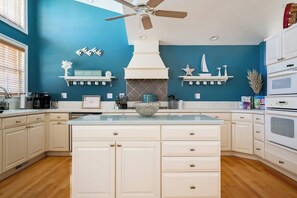 Fridge, microwave, oven, stovetop - Entire home in Cambridge, Maryland (Cambridge)