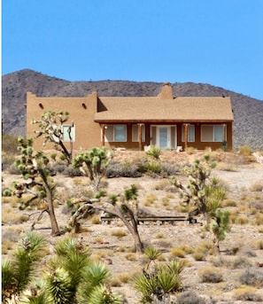 A desert-style building with a flat roof and a single-story structure. - Santa fe home at Grand Canyon West Meadview 4+ (Meadview)