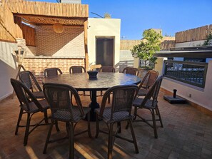 Outdoor dining - Private Riad with Pool & Spa in Marrakech – Entire Riad 5 rooms (Marrakech)