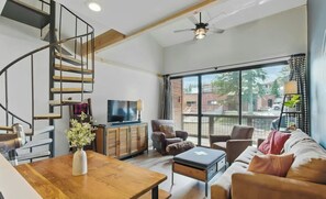 Smart TV, DVD player, books, video library - Tahoe Donner Condo, Ski-In Ski-Out, Cozy Mountain Retreat (Truckee)