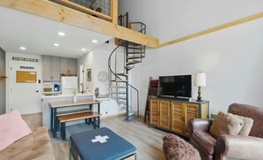 Smart TV, DVD player, books, video library - Tahoe Donner Condo, Ski-In Ski-Out, Cozy Mountain Retreat (Truckee)