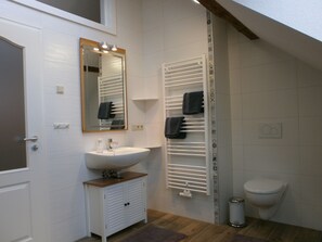 Sèche-cheveux, serviettes fournies, savon, papier toilette