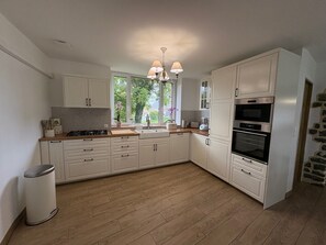 Private kitchen - An old-fashioned farmhouse surrounded by animals. (Marbaix)