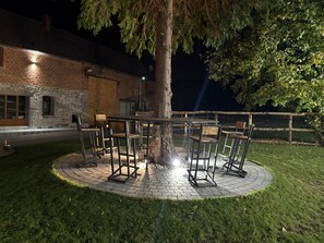 Outdoor dining - An old-fashioned farmhouse surrounded by animals. (Marbaix)