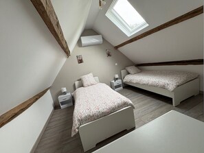 Bed sheets - An old-fashioned farmhouse surrounded by animals. (Marbaix)