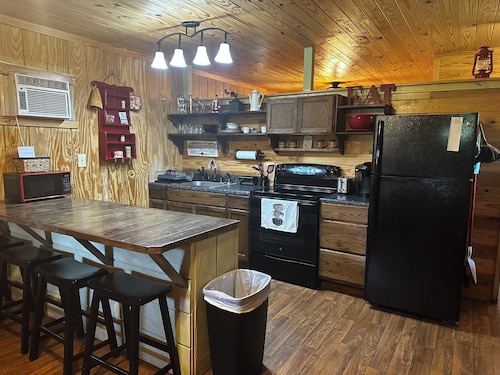 Charming 1-bedroom cabin with AC in peaceful Evergreen