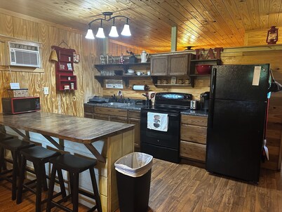 Charming 1-bedroom cabin with AC in peaceful Evergreen