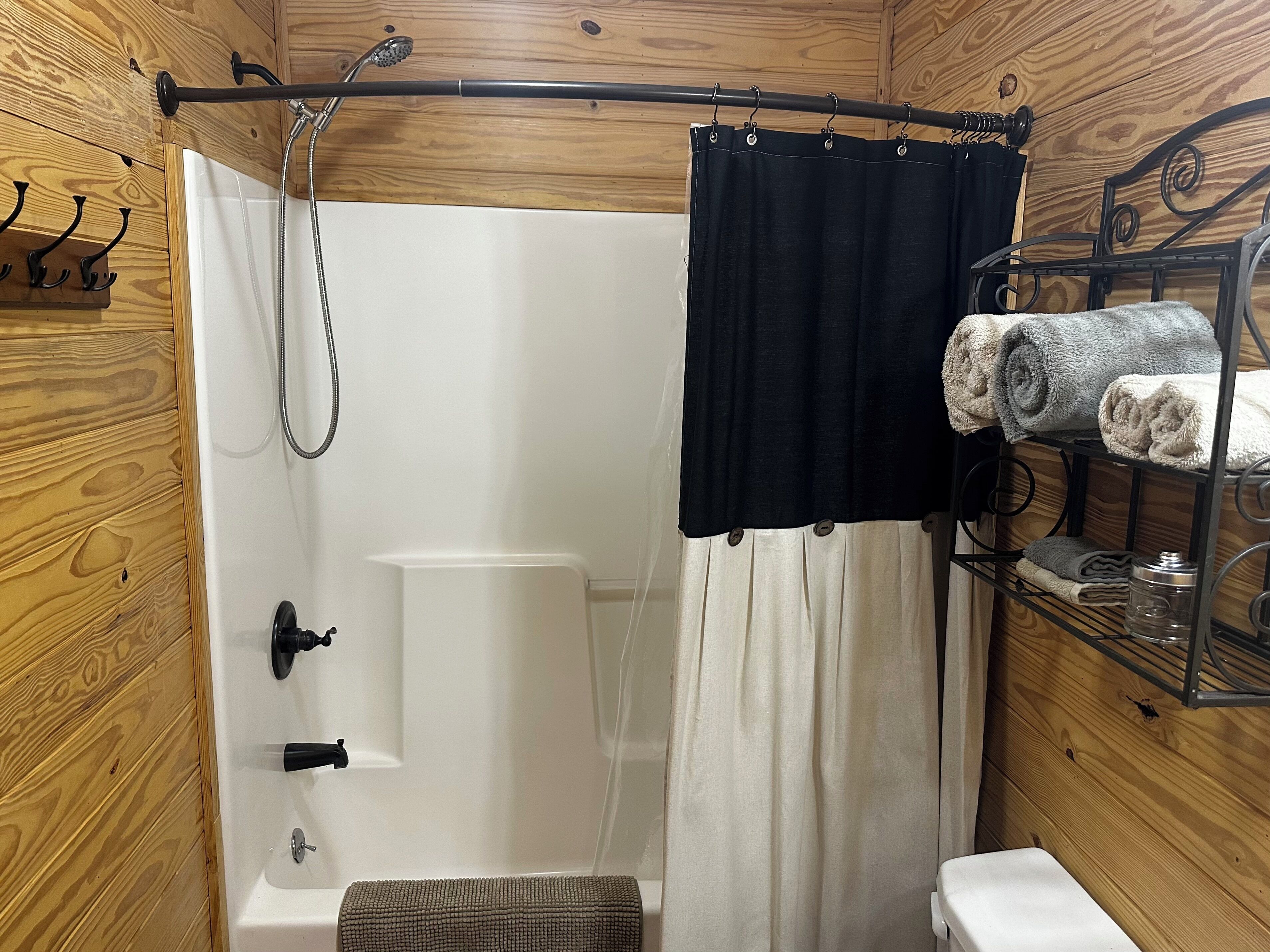 Hiustenkuivaaja, pyyhkeet, saippua, vessapaperi