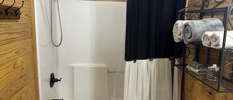 Secador de cabelo, toalhas de banho, sabonete, papel higiênico