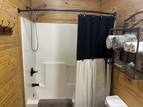 Charming 1-bedroom cabin with AC in peaceful Evergreen