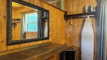 Secadora de cabello, toallas, jabón, papel de baño