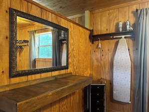 Een haardroger, handdoeken, zeep, toiletpapier