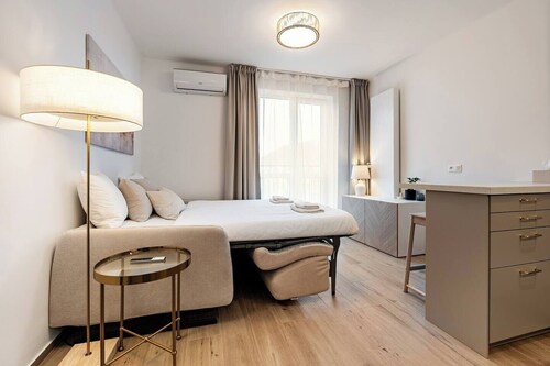 New Bright & Quiet Central Studio – Top Floor