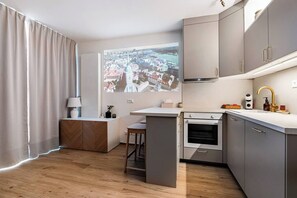 Microondas, horno, placa de cocina y lavavajillas