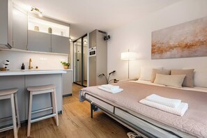 1 dormitorio, tabla de planchar con plancha, wifi y ropa de cama