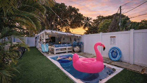 Casa Pineapple Social by Avantstay Spa, Game Room, EV Charger Near Las Olas + Fort Lauderdale Beaches Sleeps 16