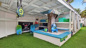 Interior - Casa Pineapple Social by Avantstay Spa, Game Room, EV Charger Near Las Olas + Fort Lauderdale Beaches Sleeps 16 (Fort Lauderdale)