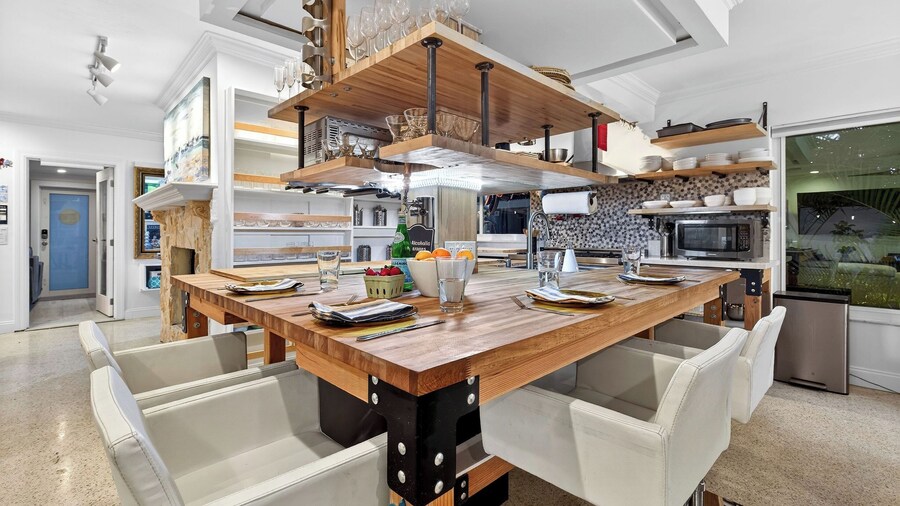 Casa Pineapple Social by Avantstay Spa, Game Room, EV Charger Near Las Olas + Fort Lauderdale Beaches Sleeps 16