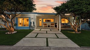 Interior - Casa Pineapple Social by Avantstay Spa, Game Room, EV Charger Near Las Olas + Fort Lauderdale Beaches Sleeps 16 (Fort Lauderdale)