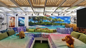 Interior - Casa Pineapple Social by Avantstay Spa, Game Room, EV Charger Near Las Olas + Fort Lauderdale Beaches Sleeps 16 (Fort Lauderdale)