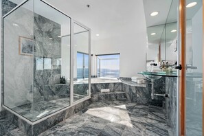 Shower, hair dryer, towels, shampoo - Casa Bianca by Oraklus (Malibu)